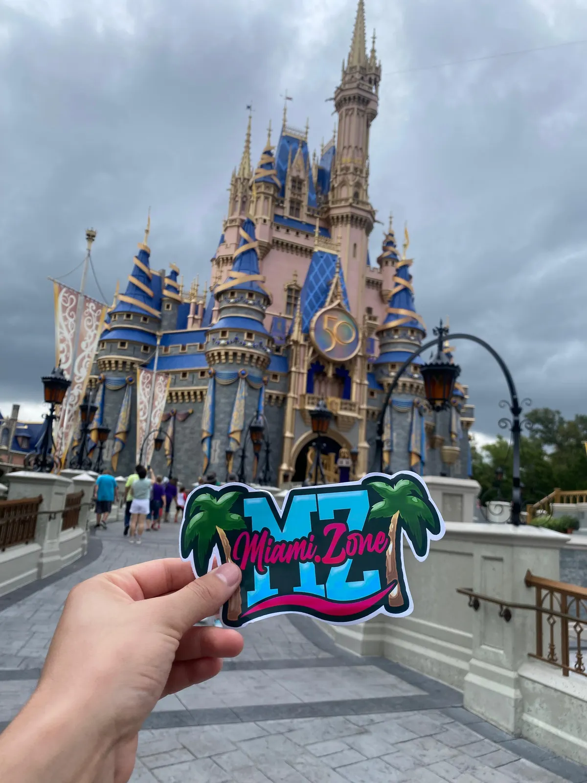 El sticker de MiamiZone frente al castillo de Magic Kingdom, en Orlando